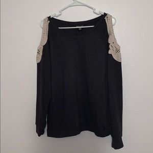 -Exposed Shoulder Sweater-